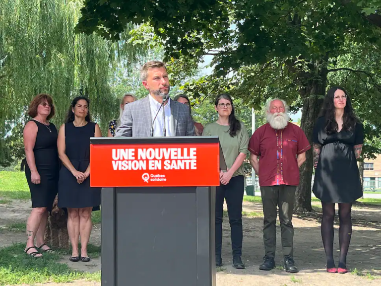 Après deux ans sous la loi d&rsquo;urgence sanitaire, les antifas de QS se réveillent et  »critiquent » du bout des lèvres la  »gestion » de l&rsquo;escroquerie pseudo-pandémique de la CAQ, et non pas l&rsquo;escroquerie en elle-même.