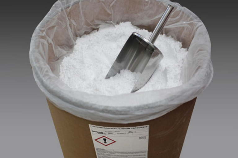 Le prix du lithium a triplé depuis un an, alimentant ainsi les craintes d’inflation et d’augmentation des coûts dans la chaîne d’approvisionnement des batteries d&rsquo;automobiles électriques