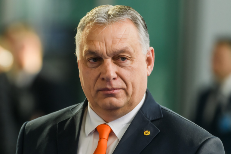 L’ennemi de la démocratie kosher, le  »dictateur » hongrois Victor Orban, a annoncé demander à son peuple un référendum national sur la question des sanctions antirusses !