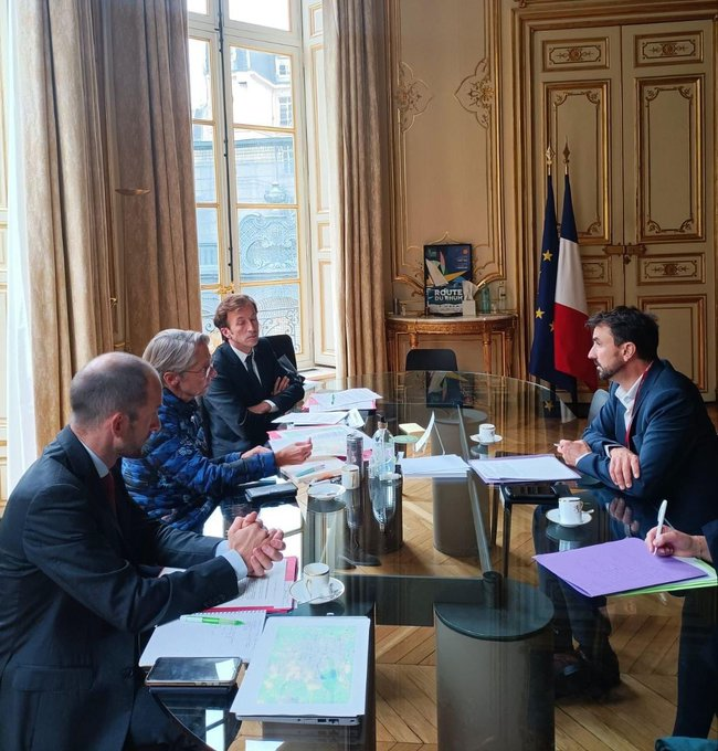 Élisabeth Bornstein, la juive première ministre à la tête du gouvernement français, adopte la veste en intérieur pour encourager les goyim à avoir froid contre Poutine