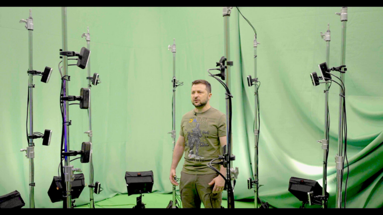 Au fait, Zelensky n’est pas en Ukraine et les juifs d’Hollywood se vantent de faire ses discours 3D