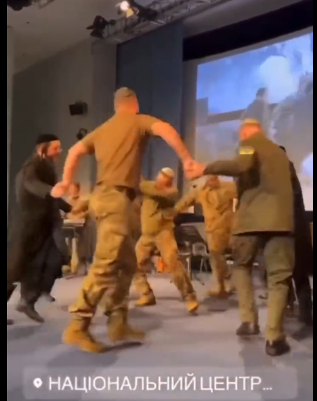 En tournée en Israël, les officiers d’Azov dansent avec les rabbins en brandissant la Torah