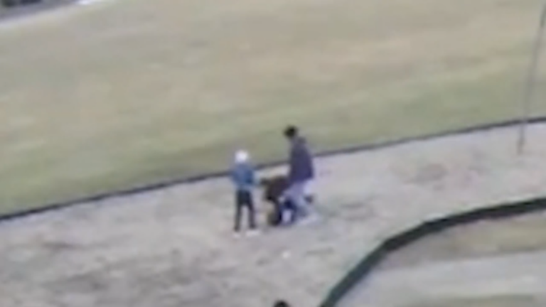 Une vidéo montre des élèves blancs d&rsquo;une école élémentaire de l&rsquo;Ohio agressés et battus pour ne pas avoir prêté allégeance à BLM