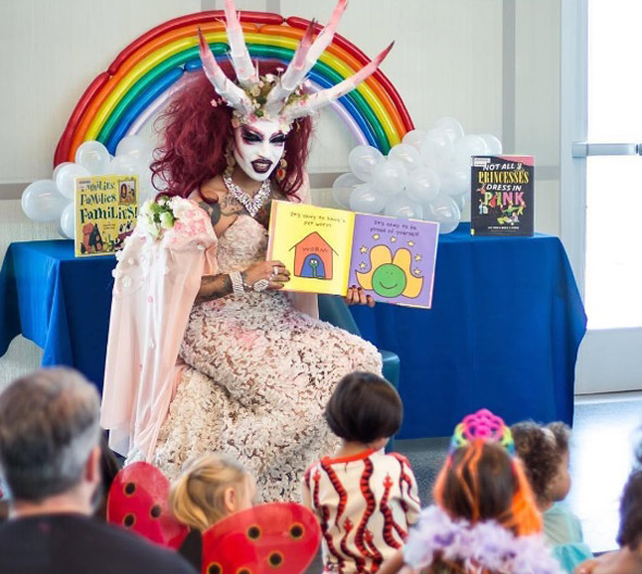 Pourquoi les drag queens n’iraient pas faire leurs lectures dans les asiles ?