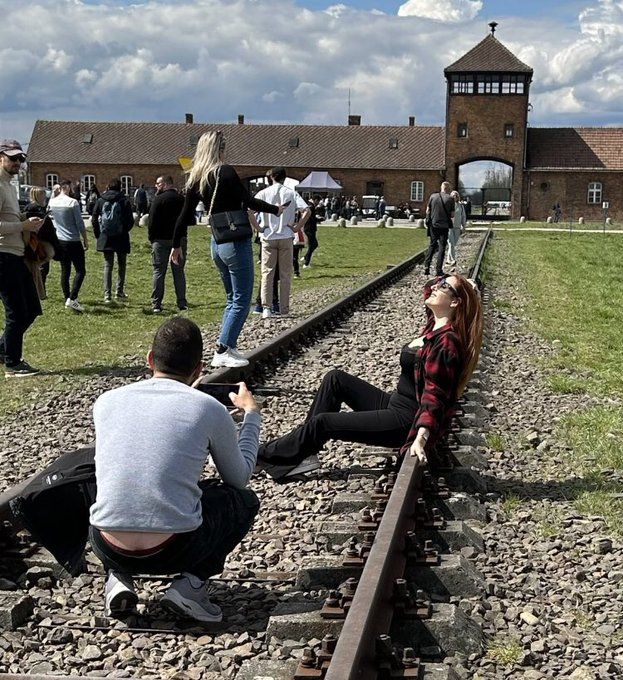 La mode des selfies dans le faux camp de la mort d’Auschwitz fait un carton chez les zoomers !