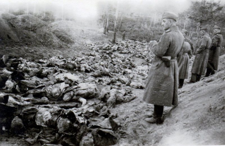 3 avril 1940 : début des massacres de Katyn par les Soviétiques, alliés des Américains, de la Grande-Bretagne et du Canada. Épisode historique qui reste emblématique de l&rsquo;inversion accusatoire des  »Alliés »