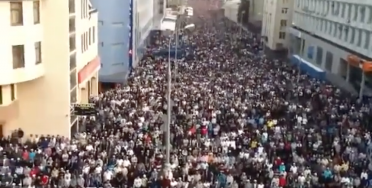 Des hordes de musulmans en prière envahissent les rues de Moscou / 17e anniversaire du meurtre sanctionné par l&rsquo;État russe du militant nationaliste Dmitry Borovikov