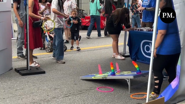 Au Canada, les enfants jouent avec des godes pendant la gay pride d’Ottawa