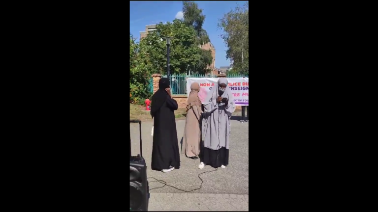 En France, les afghanes récemment réfugiées au pays pour éviter de porter le voile en Afghanistan clashent les Français anti burka en France…