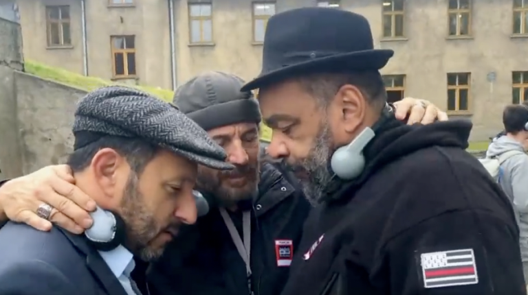 Les juifs en apoplexie : Dieudonné à Auschwitz avec le chapeau personnel de Robert Faurisson !