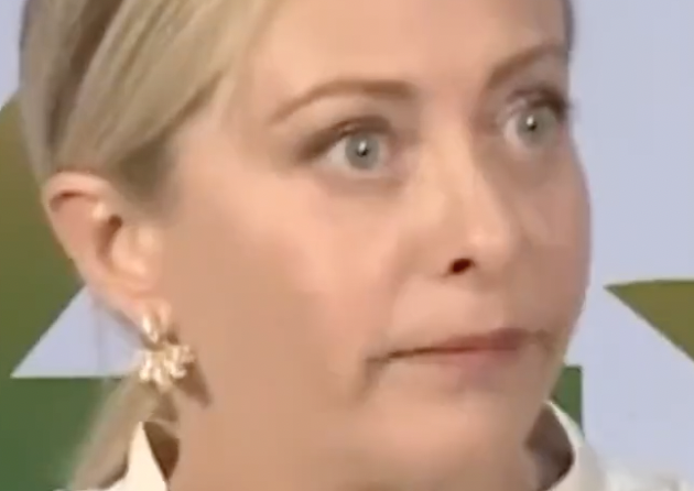 À Lampedusa, Meloni la femme blanche jouant le rôle de première ministre dit aux racistes italiens que fermer les frontières ne «résoudra pas» l’invasion afro-islamique