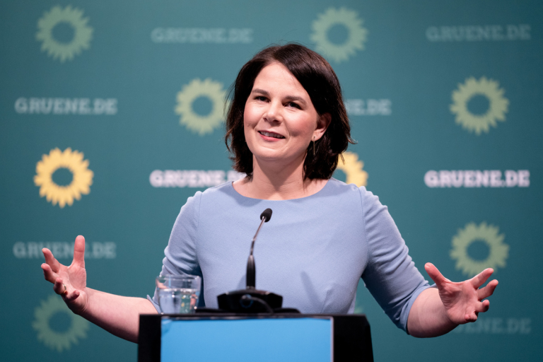 L&rsquo;intelligence émotionnelle féminine blanche du gouvernement allemand répond fièrement à Musk qu’elle finance illégalement la submersion d&rsquo;Europe