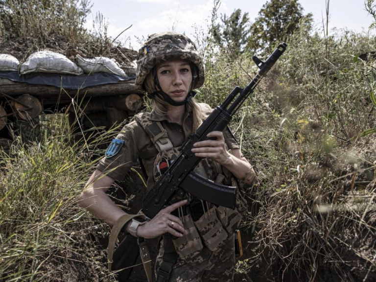 L’Ukraine envoie toujours de la chair à canon féminine dont des femmes enceintes au front 