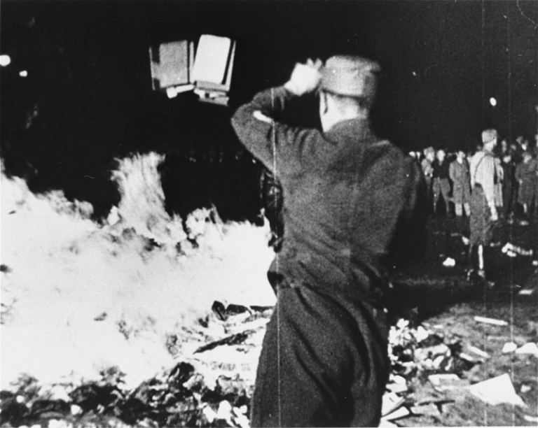Les Juifs toujours en colère après que les Nationaux-Socialistes allemands en 1933 aient brûlé leur réserve de porno gay, y compris des livres sur les chirurgies «pionnières» de mutilation de genre