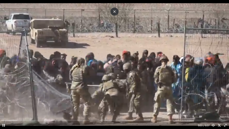 VIDÉO : Les hordes d&rsquo;envahisseurs prennent d&rsquo;assaut la frontière américaine en écrasant les soldats texans qui montaient la garde