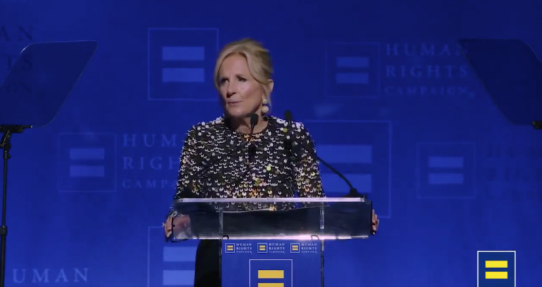 La première dame des USA, Jill Biden, affirme que l’interdiction des livres sexuellement explicites dans les bibliothèques scolaires mènerait tout droit au national-socialisme