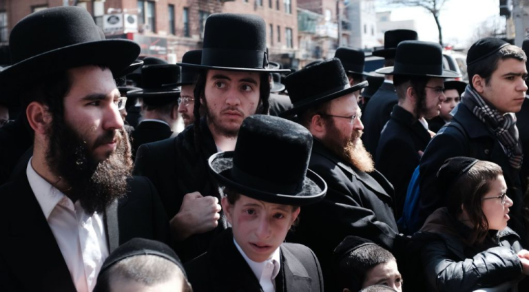 – Qui sont les Juifs ? (Et qui ils ne sont pas)        – L&rsquo;usurpation d&rsquo;identité des Juifs en tant que « peuple élu de Dieu »                                       – Israël : la véritable identité de l’Église chrétienne