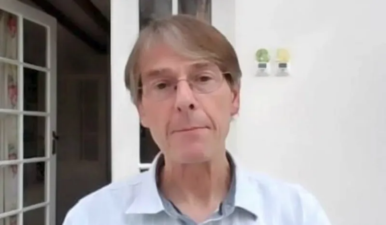 Après investigation, le Dr Mike Yeadon ne croit plus aux méchants virus