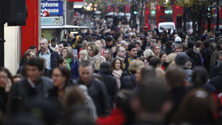L&rsquo;immigration de masse a «complètement échoué» en Grande-Bretagne alors qu&rsquo;un nouveau rapport démystifie les mythes sur la croissance économique et les avantages fiscaux